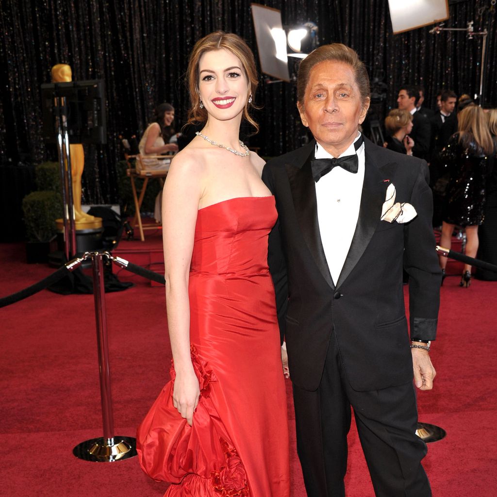 Anne Hathaway und Valentino bei den 83. Academy Awards im Kodak Theatre in Hollywood, Februar 2011