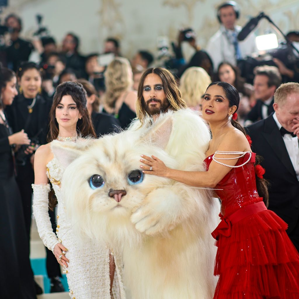 Anne Hathaway, Jared Leto und Salma Hayek Pinault während der Met Gala 2023