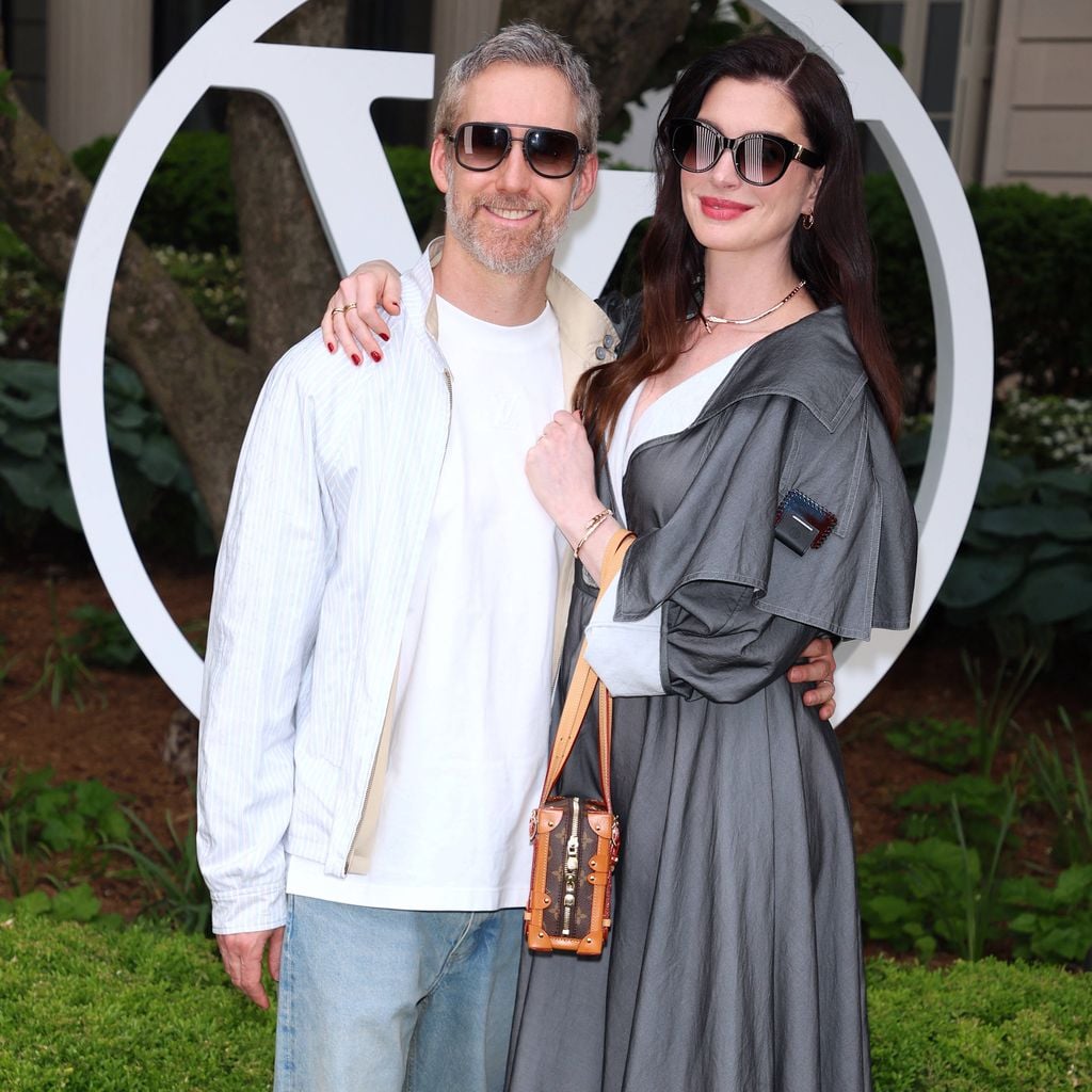 Anne Hathaway und Adam Shulman bei der Louis-Vuitton-Cruise-Show 2027 in New York
