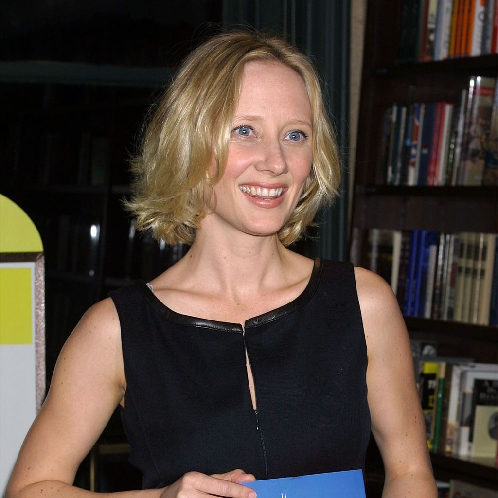 Anne Heche im Jahr 2001 mit ihrem Buch "Call Me Crazy"