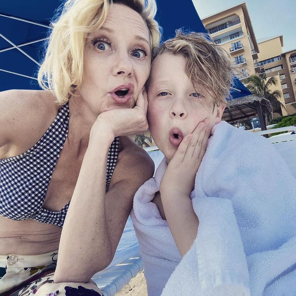 Anne Heche und Atlas Heche Tupper albern am Strand