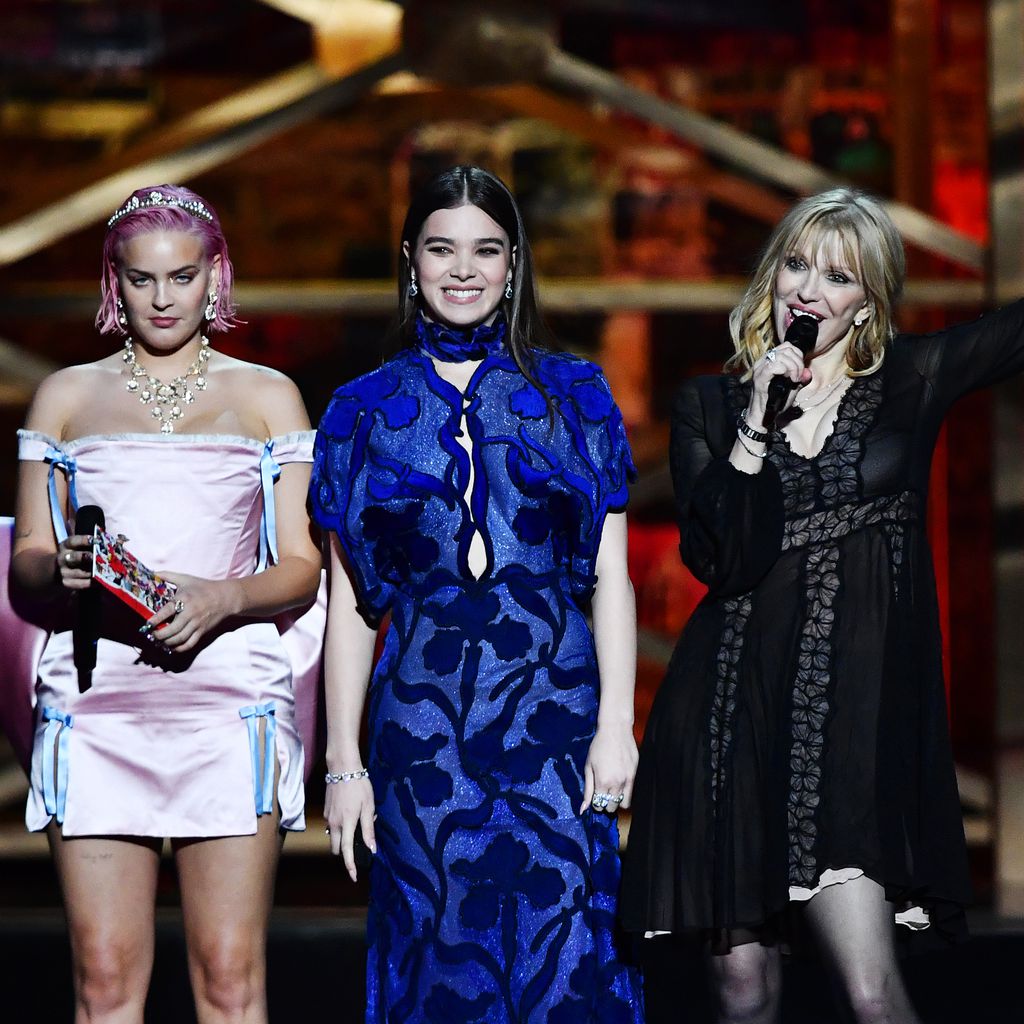 Anne Marie, Hailee Steinfeld und Courtney Love bei den Brit Awards, 2020