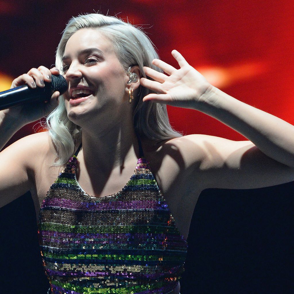 Anne-Marie Nicholson bei einem Konzert in Birmingham 2017
