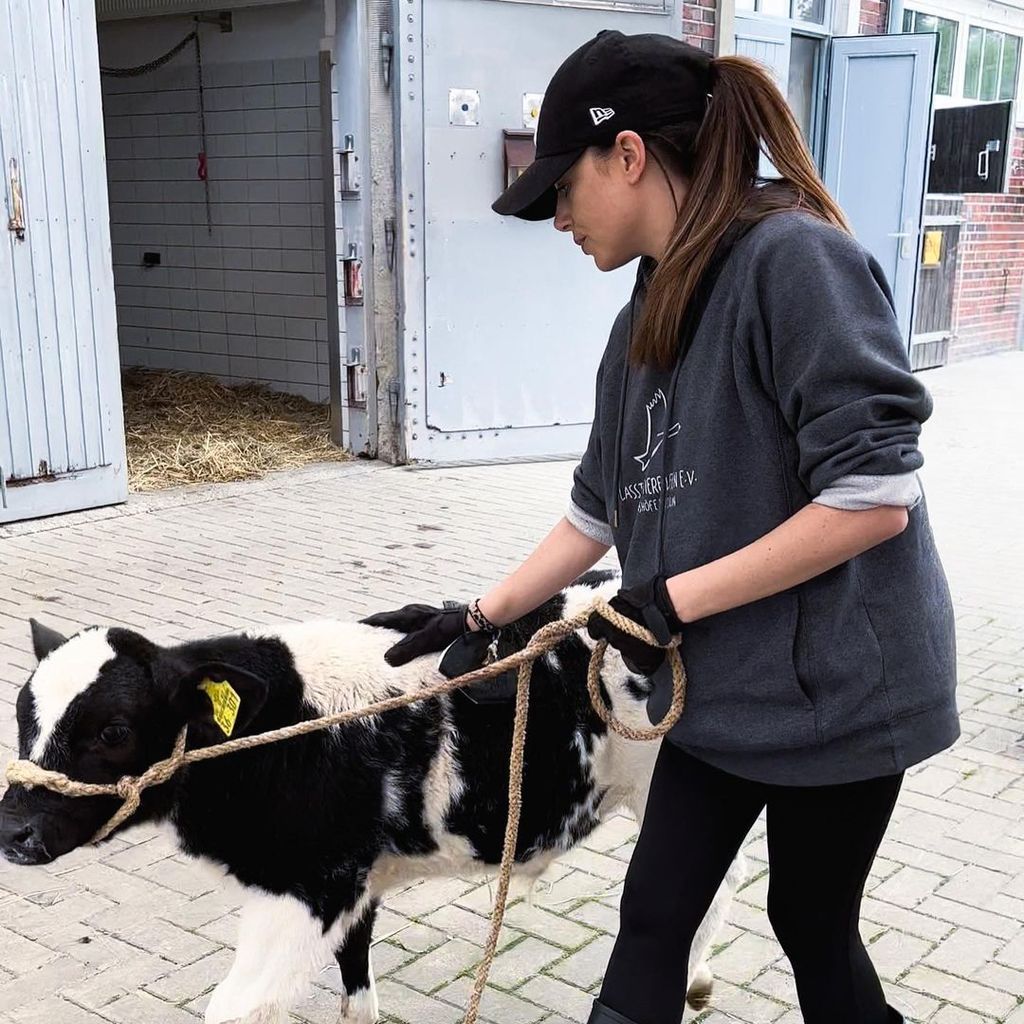 Anne Menden mit einem Kälbchen, Mai 2022