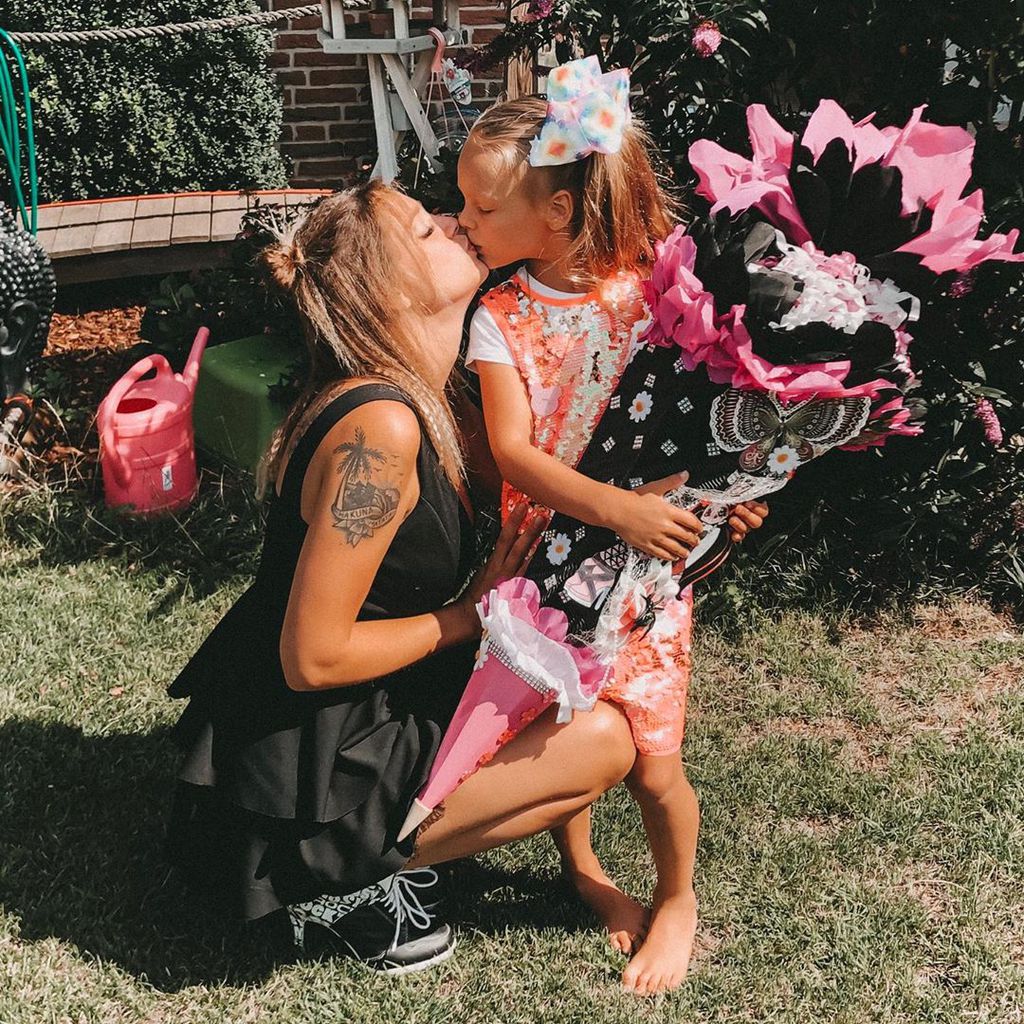 Anne Wünsche und ihre Tochter Miley bei Mileys Einschulung
