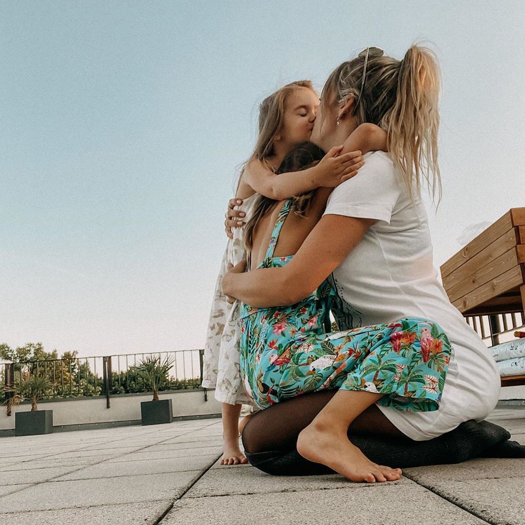 Anne Wünsche mit ihren Töchtern Juna und Miley im Juni 2020