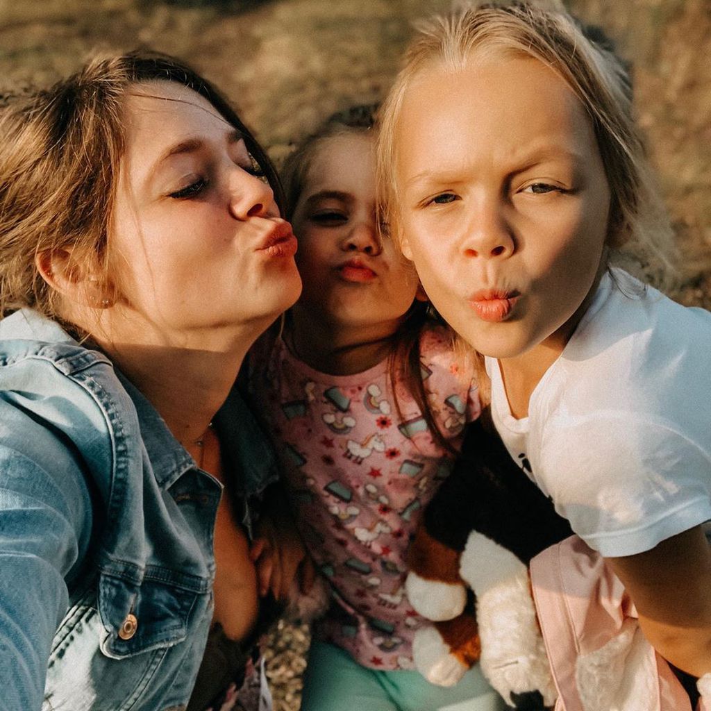 Anne Wünsche mit ihren Töchtern Juna und Miley
