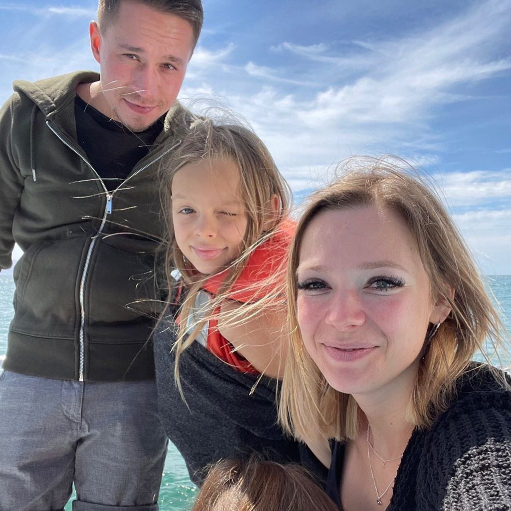 Anne Wünsche mit ihren Töchtern und ihrem Freund Karim im Herbst 2021