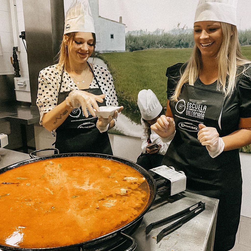 Anne Wünsche und Saskia Atzerodt beim Paellakochen