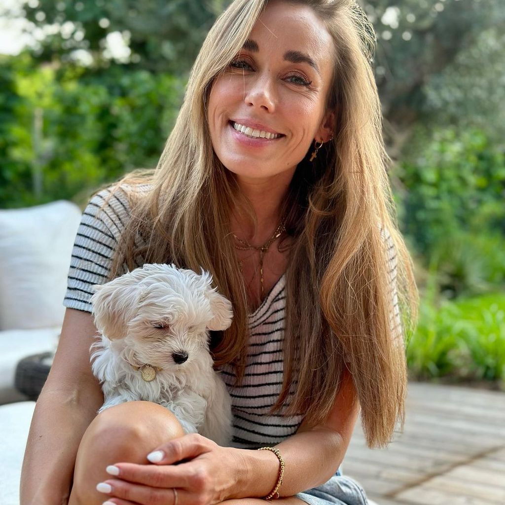 Annemarie Carpendale mit ihrer Hündin Mathilda