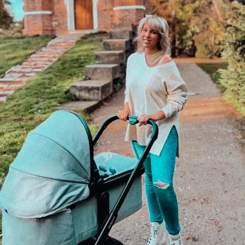 Annemarie Eilfeld mit ihrem Kinderwagen