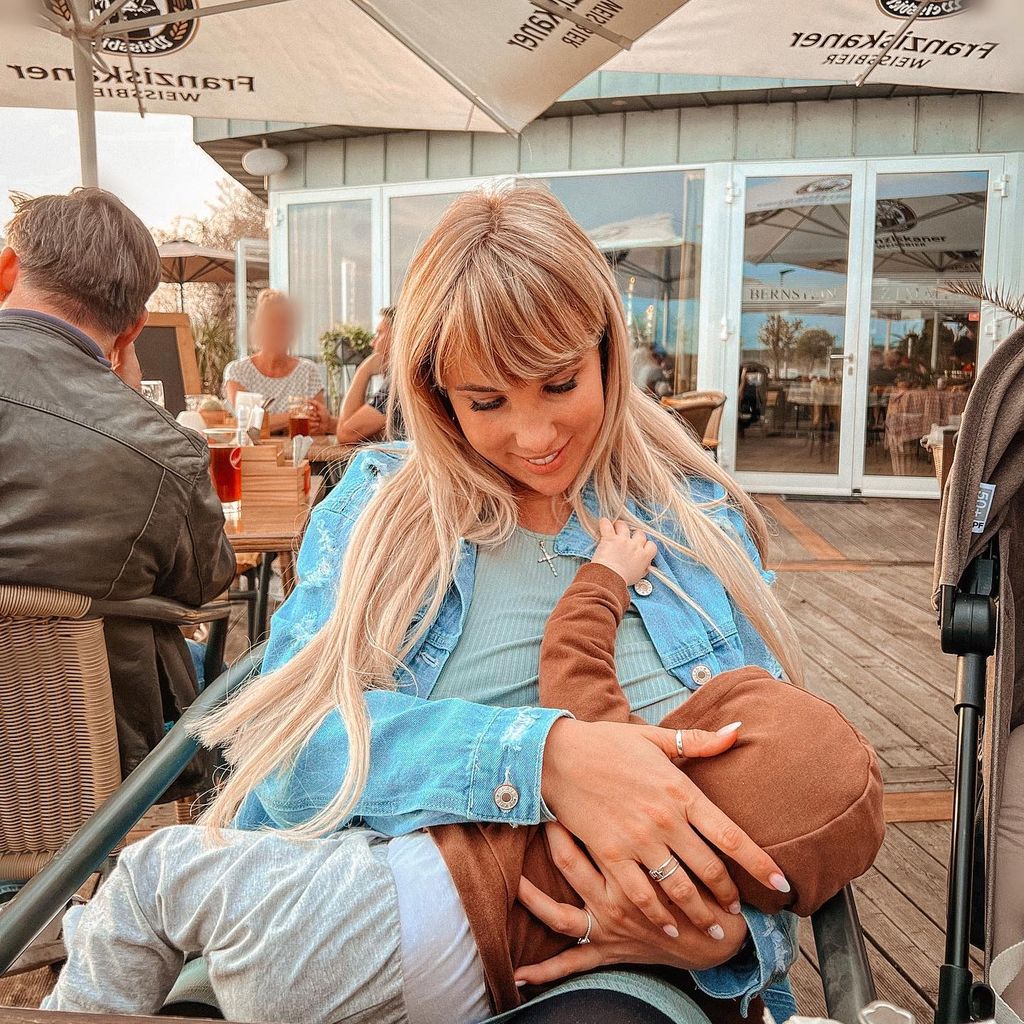 Annemarie Eilfeld mit ihrem Baby