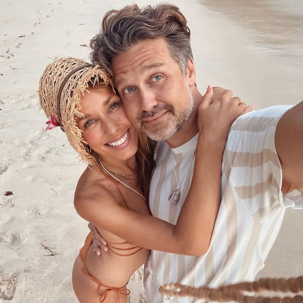 Annemarie und Wayne Carpendale genießen im November 2022 ihren Urlaub