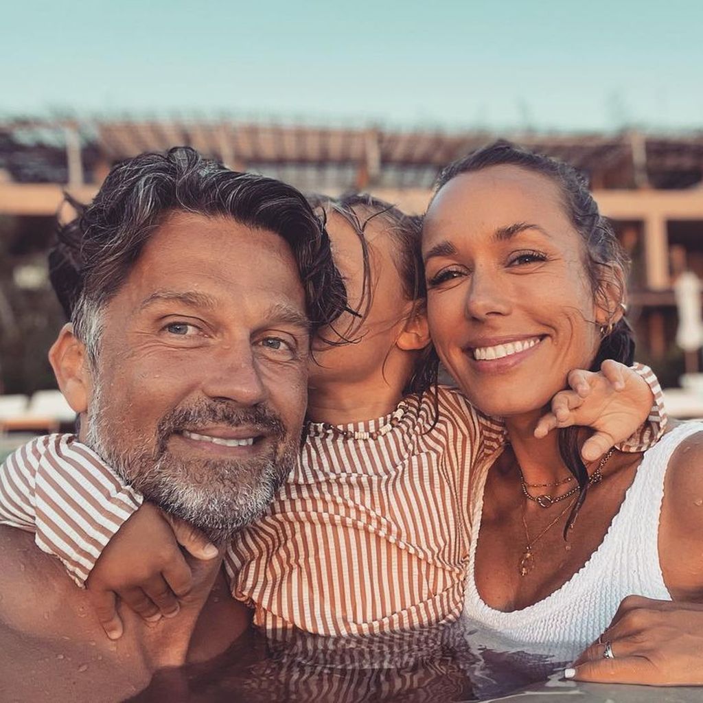 Annemarie und Wayne Carpendale mit gemeinsamen Kind im Ibiza Urlaub, 2022
