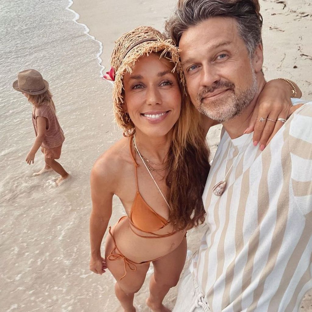 Annemarie und Wayne Carpendale mit ihrem Sohn im Urlaub, November 2022