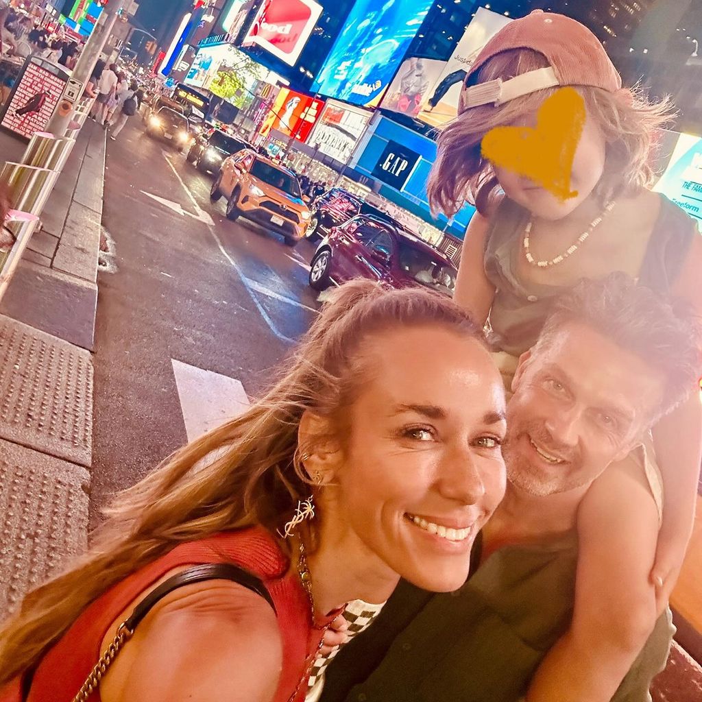 Annemarie und Wayne Carpendale mit ihrem Sohn, 2024