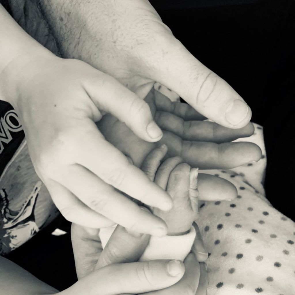 Annika und Frederick Lau mit ihren drei Kindern
