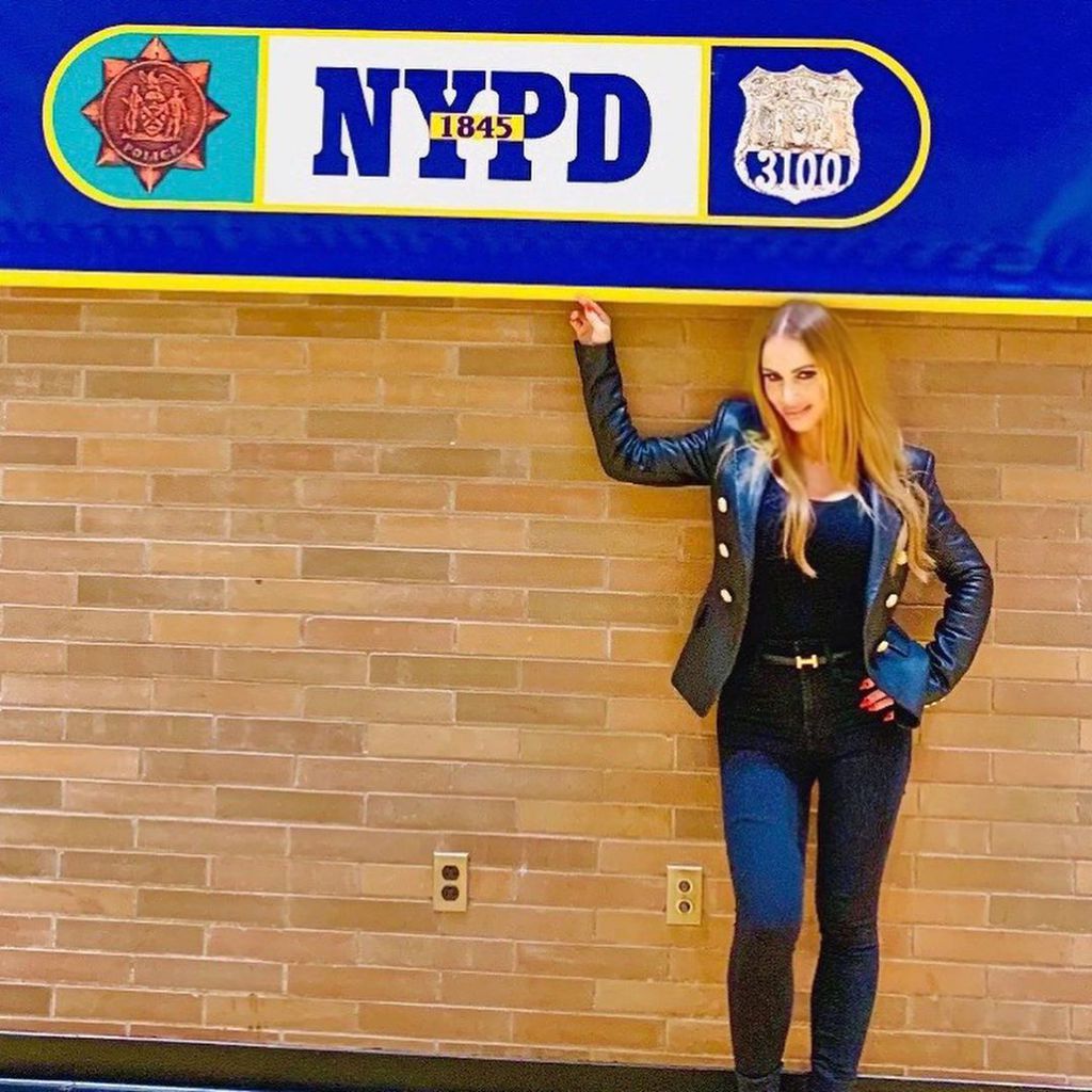 Annina Ucatis während ihrer Tour durchs Hauptquartier des New York Police Departments