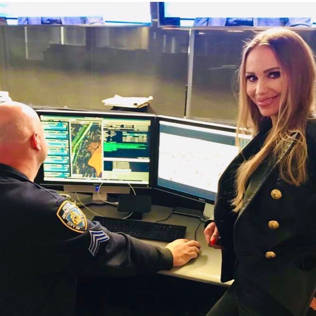 Annina Ucatis während ihrer Tour durchs Hauptquartier des New York Police Departments