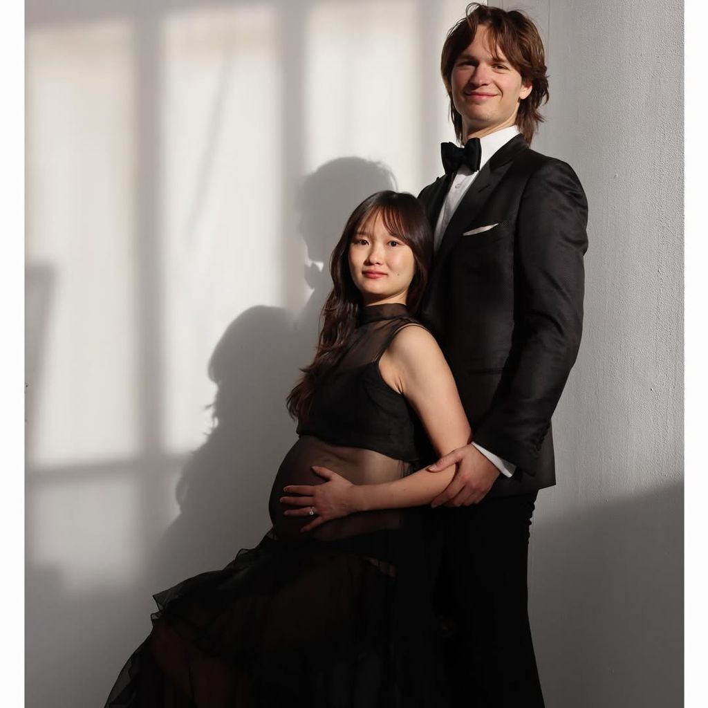 Ansel Elgort mit seiner Freundin Miona