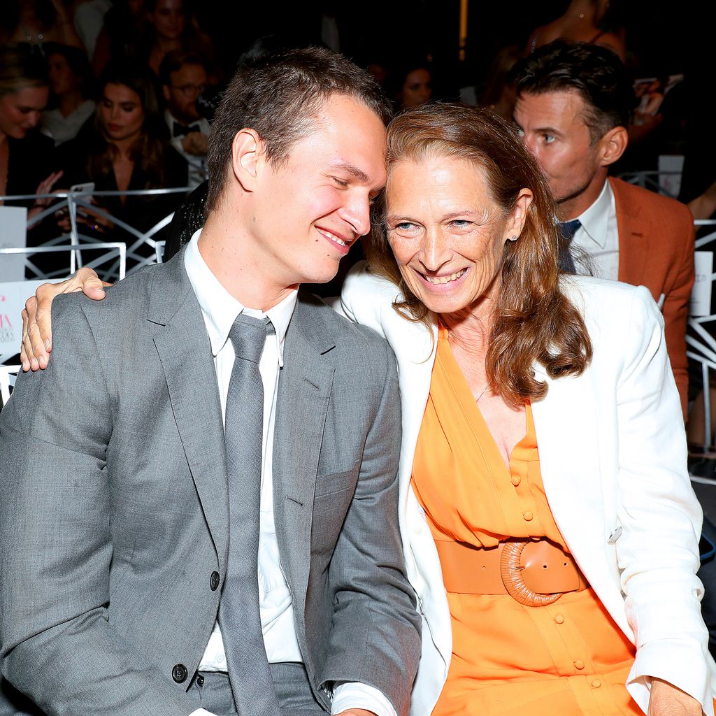 Ansel Elgort mit seiner Mutter bei den Fashion Media Awards in New York City, September 2021