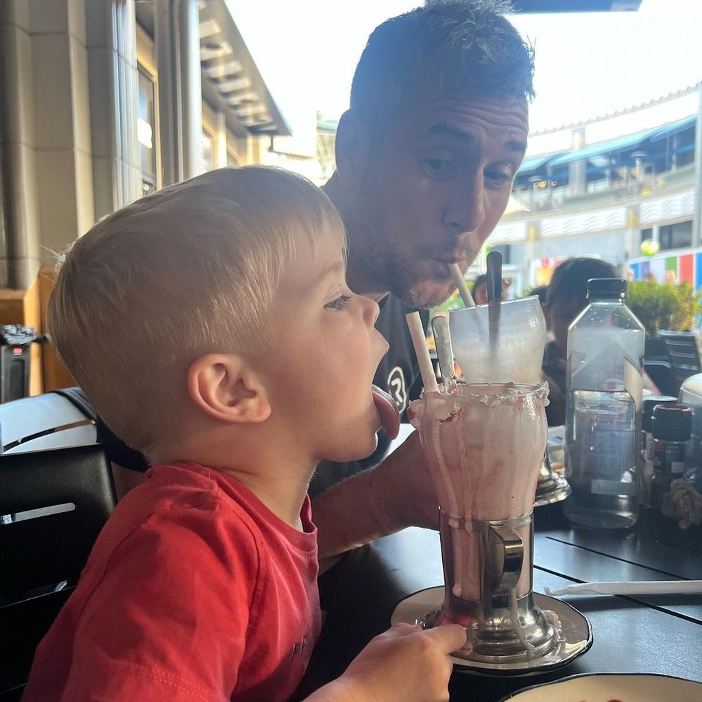 Ant Anstead mit seinem Sohn im Disneyland