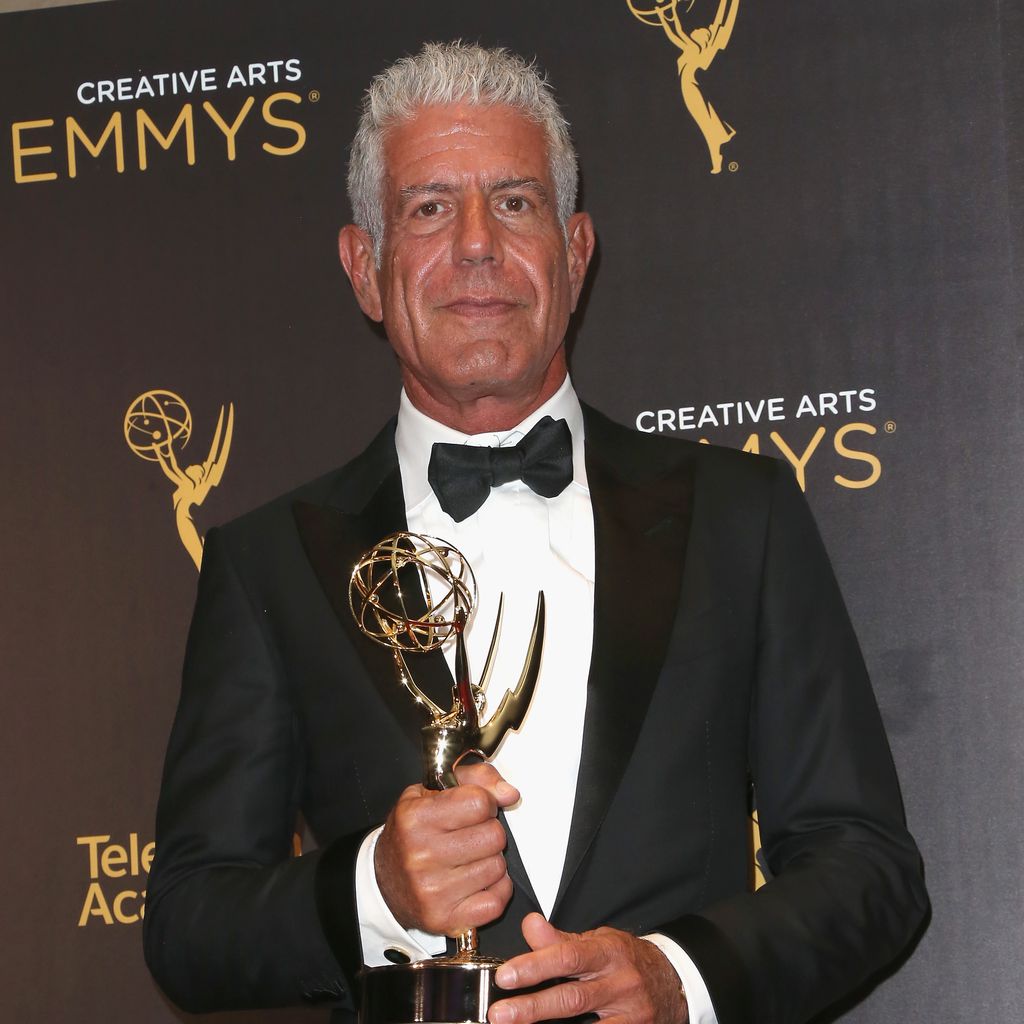 Anthony Bourdain mit seinem Creative Arts Emmy im Jahr 2016
