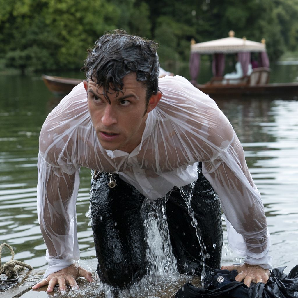 Anthony Bridgerton (Jonathan Bailey) steigt aus dem See