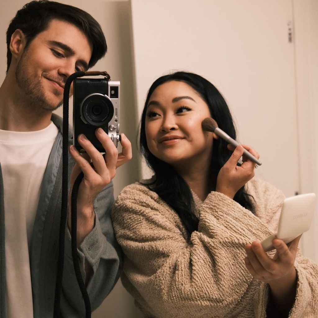 Anthony De La Torre und Lana Condor im Dezember 2022