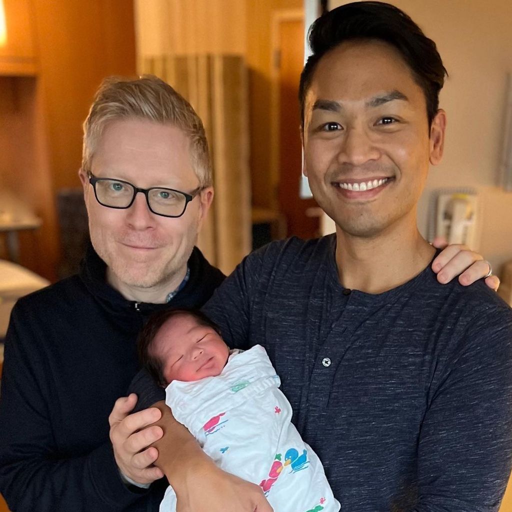 Anthony Rapp und Ken Ithiphol mit ihrem Baby