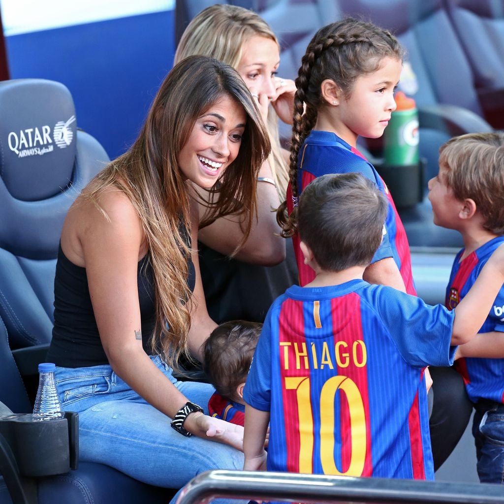 Antonella Roccuzzo mit ihren Söhnen Thiago und Mateo im Stadion von Barcelona