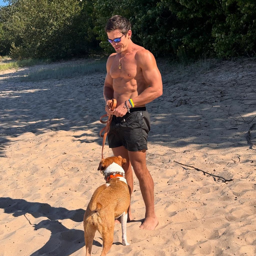 Antoni Porowski mit Hund Neon