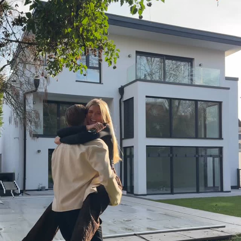 Antonia Hemmer und ihr Freund vor ihrem neuen Haus