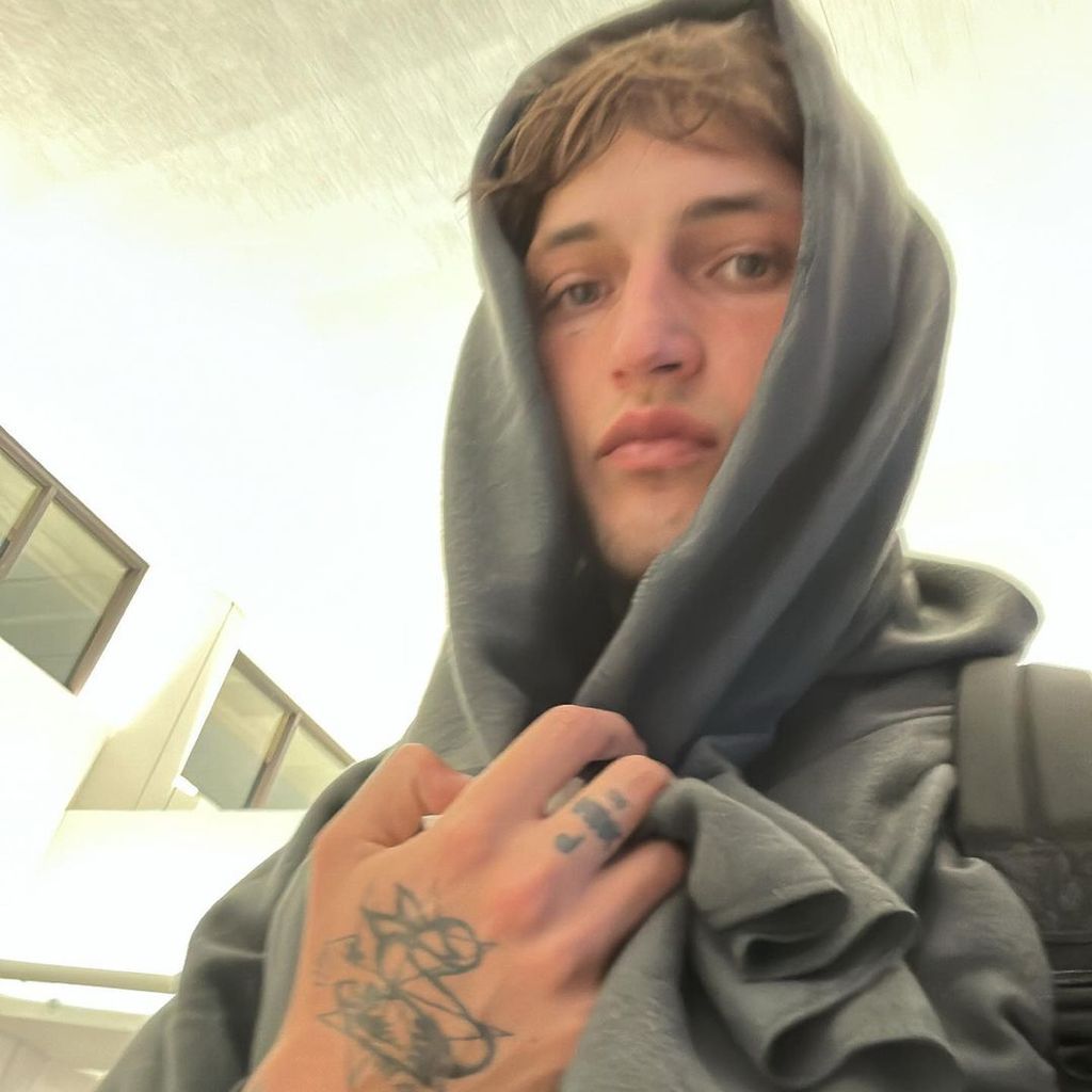 Anwar Hadid, Musiker