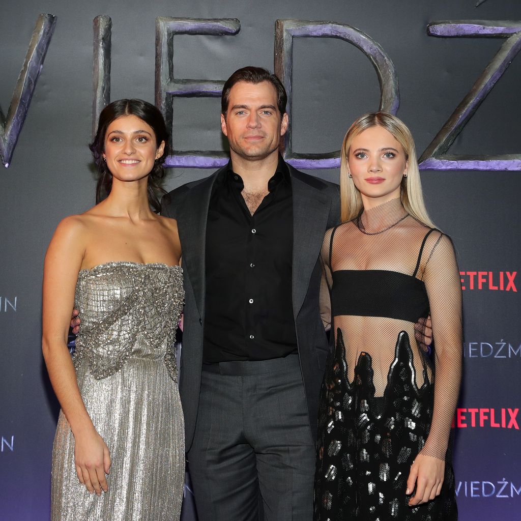 Anya Chalotra, Henry Cavill und Freya Allan bei der Premiere von "The Witcher"