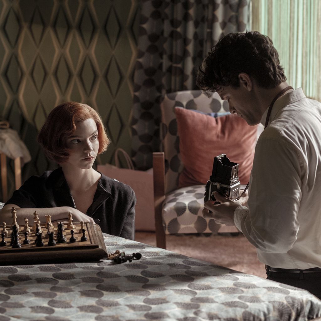 Anya Taylor-Joy als Beth Harmon und Jacob Fortune-Lloyd als Townes in "Das Damengambit"