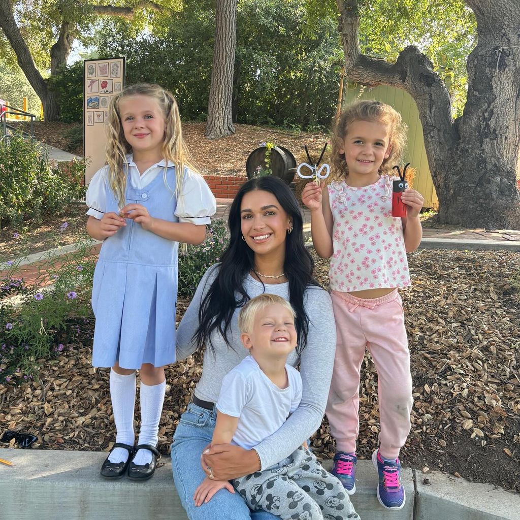 April Love Geary mit ihren Kindern, Mai 2024