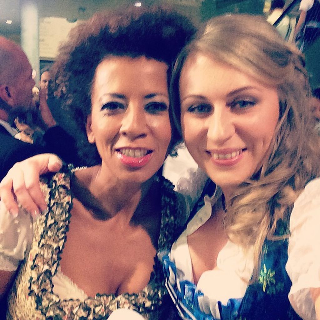 Österreichische "Bauer sucht Frau"-Moderatorin Arabella Kiesbauer und Ex-Kandidatin Katrin