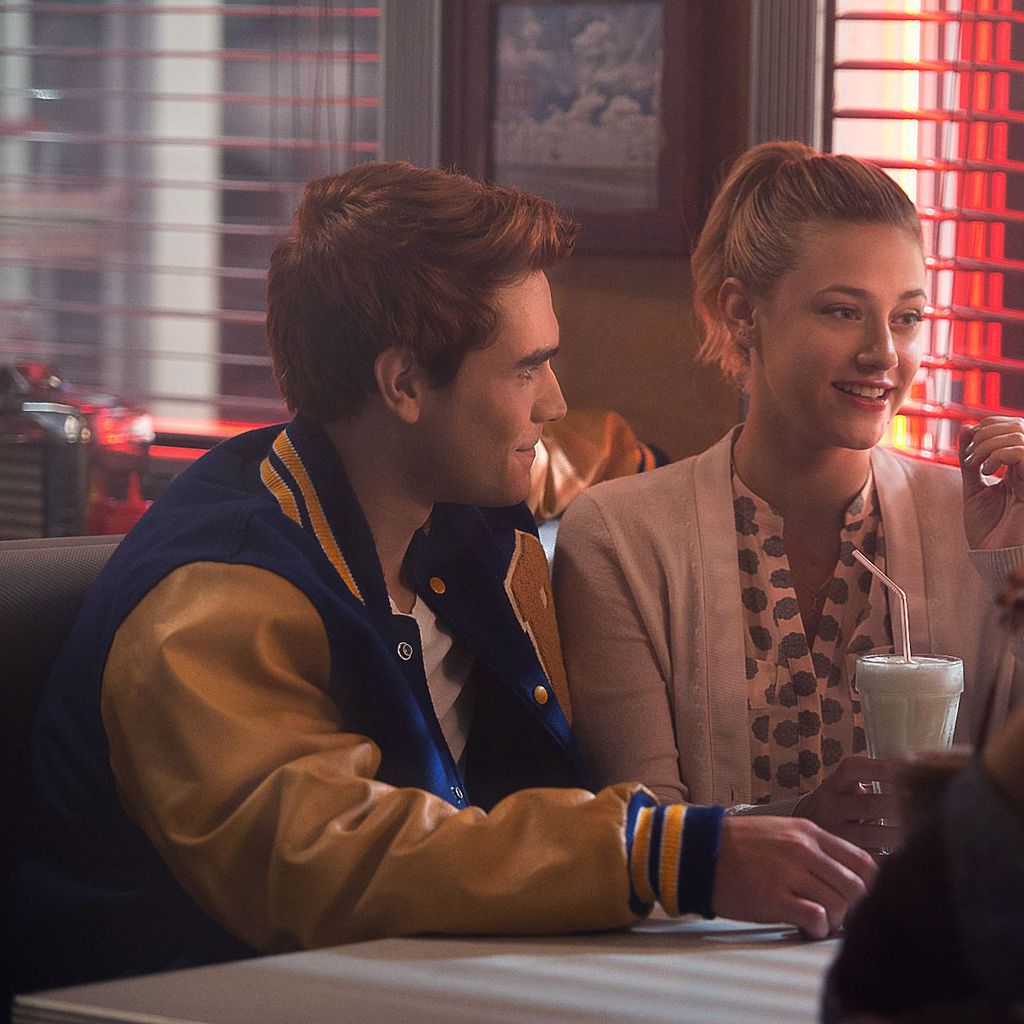Archie (KJ Apa) und Betty (Lili Reinhart) in "Riverdale"