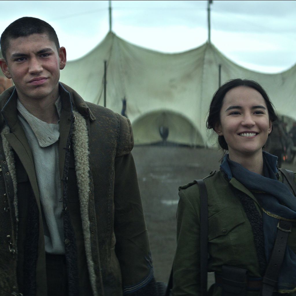 Archie Renaux und Jessie Mei Li in "Shadow And Bone"