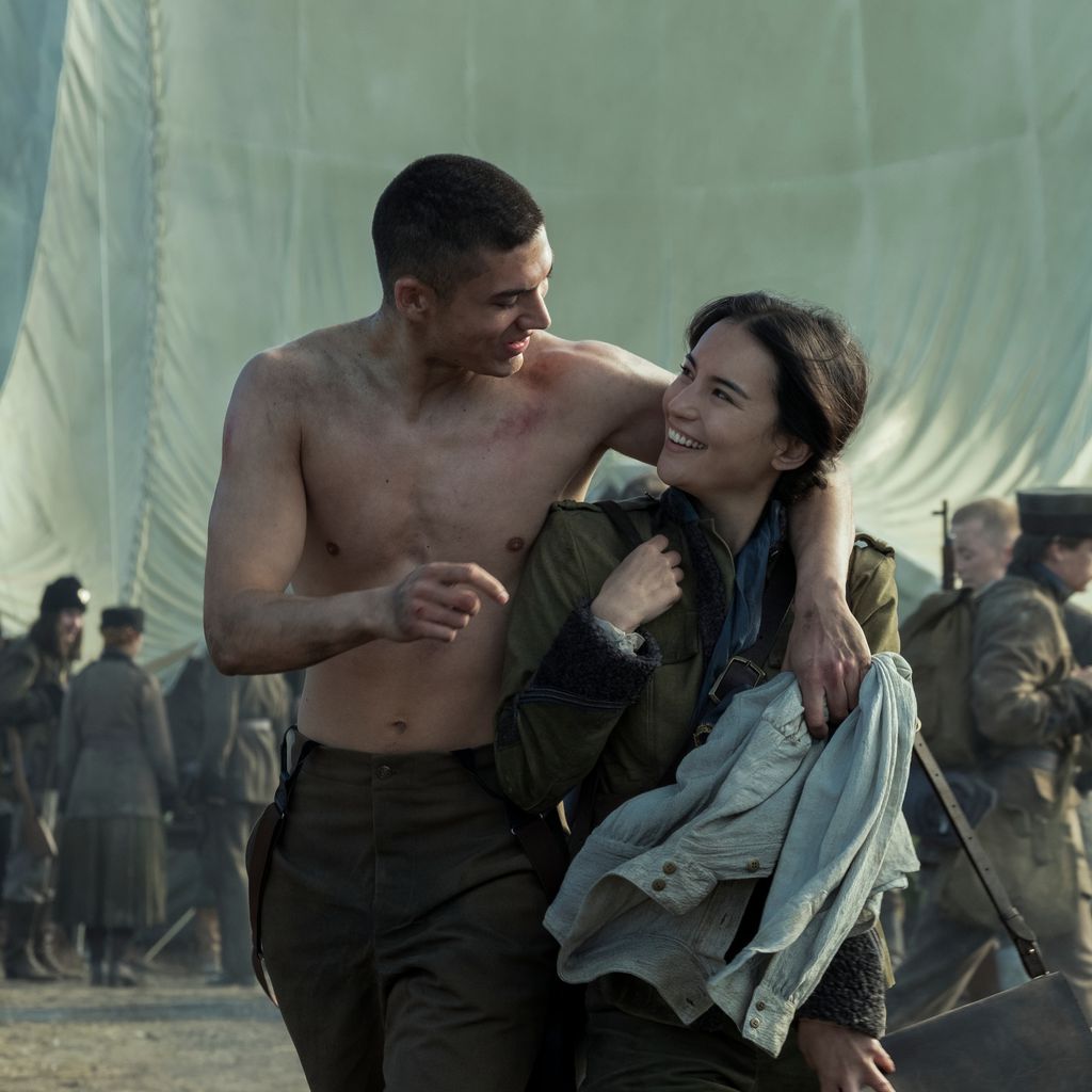 Archie Renaux und Jessi Mei Li in "Shadow And Bone"