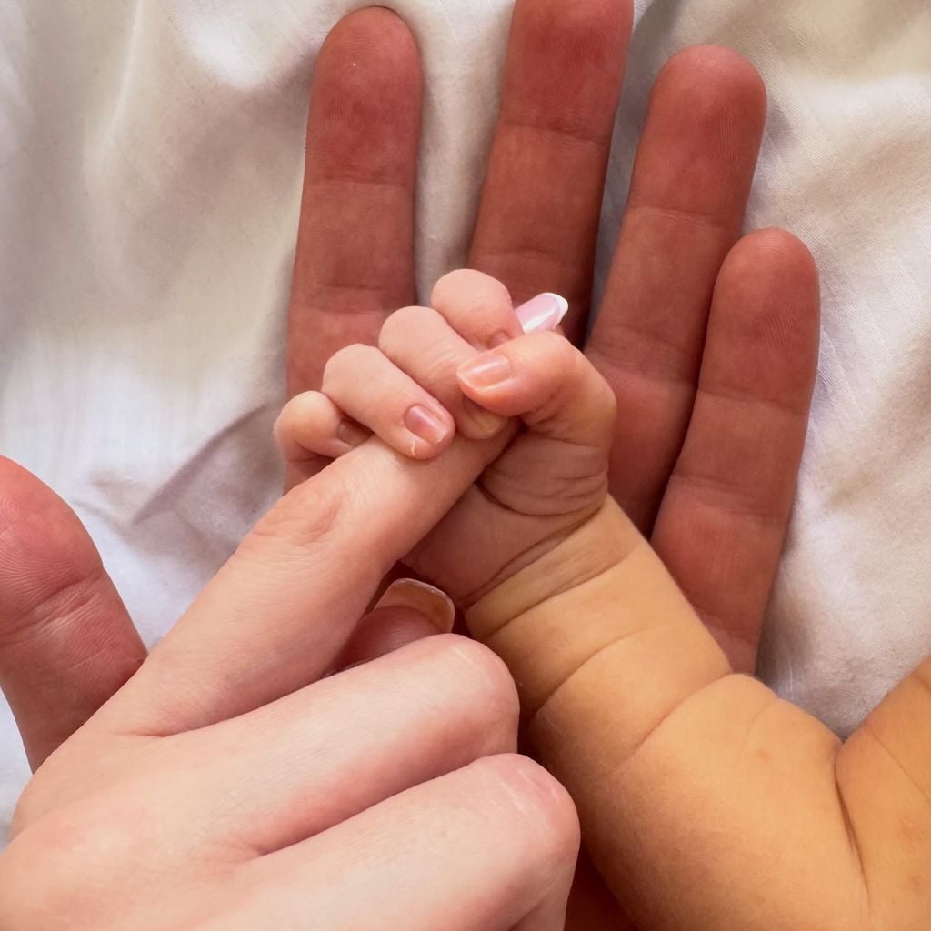 Ardian Bujupi, Fjolla und ihr Sohn, April 2026