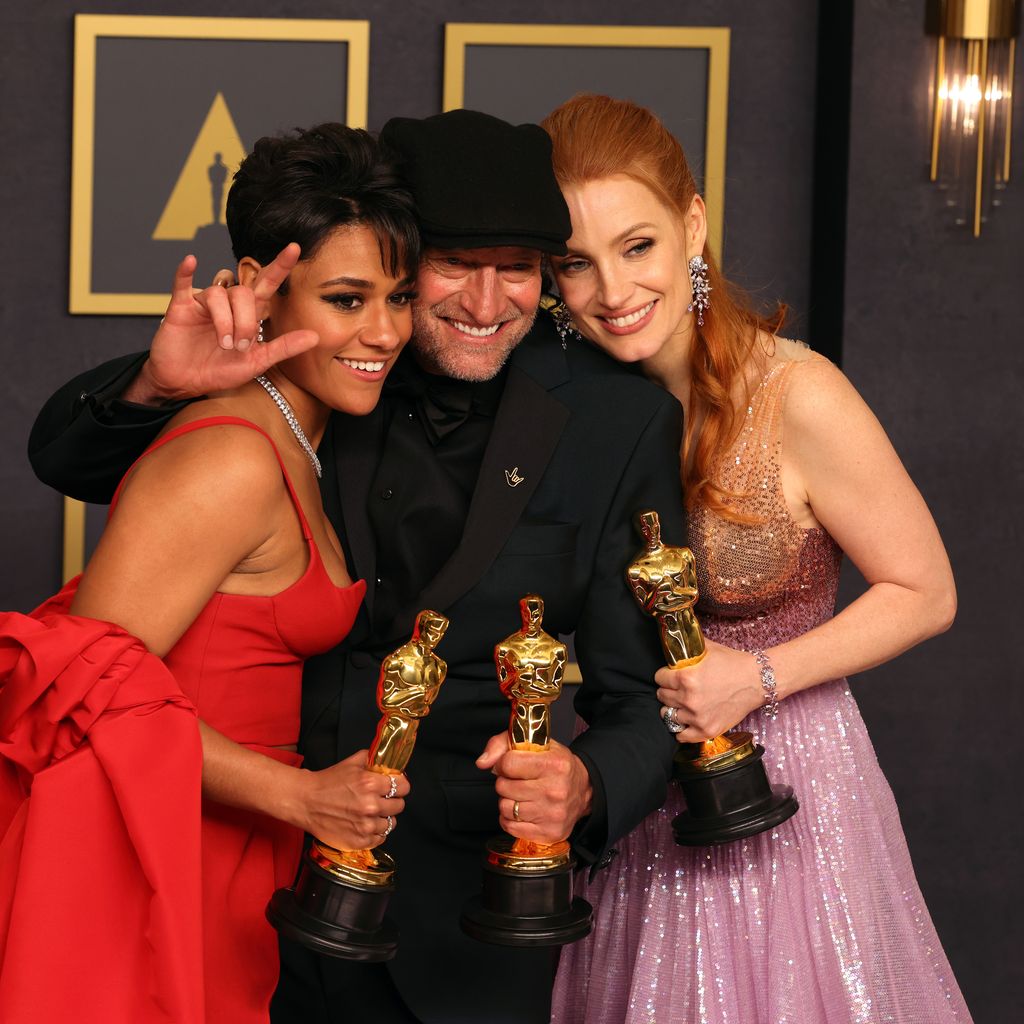 Ariana DeBose, Troy Kotsur und Jessica Chastain bei den Oscars 2022
