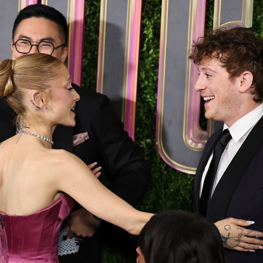 Ariana Grande, Bowen Yang und Ethan Slater im November 2024