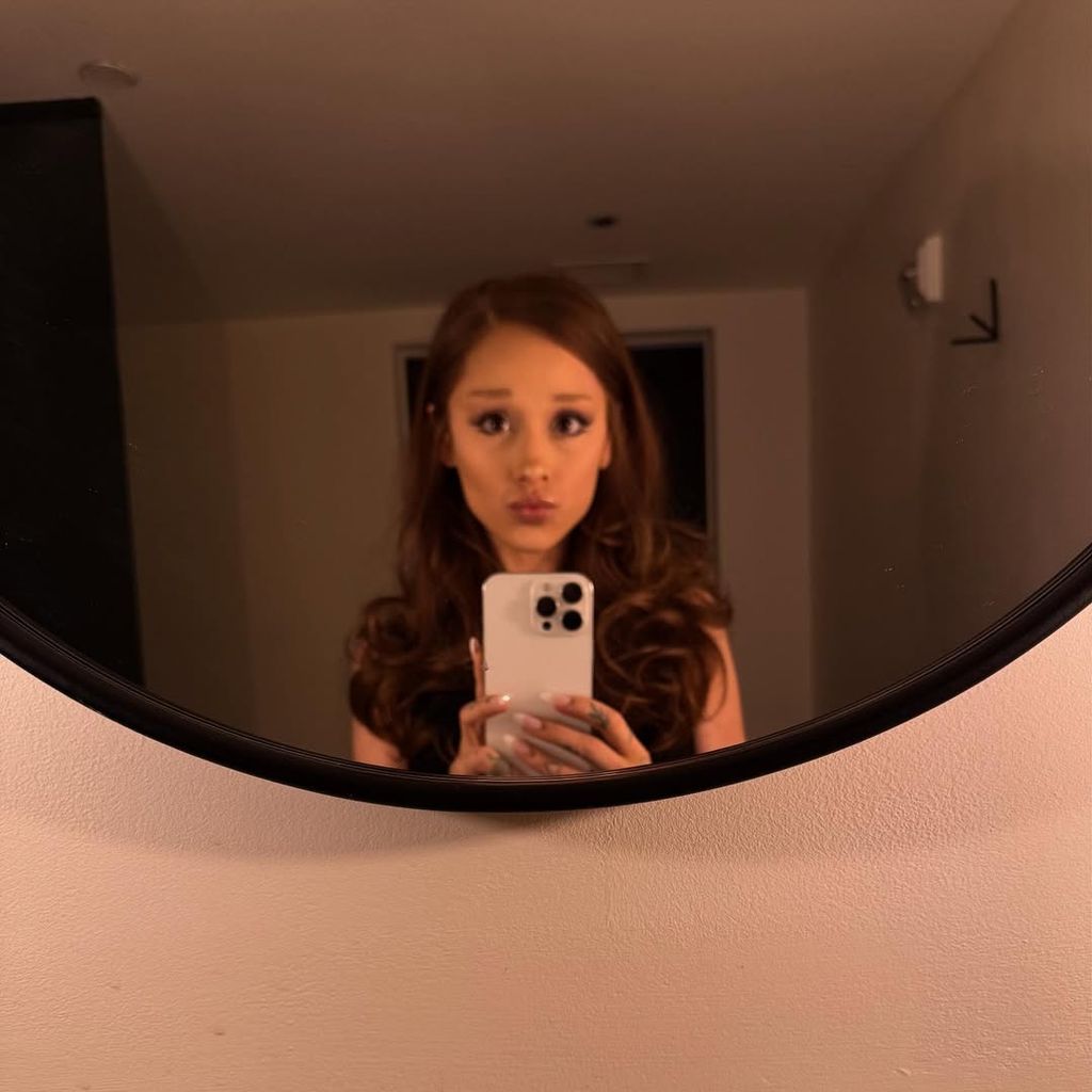 Ariana Grande präsentiert ihre neue Haarfarbe 2025