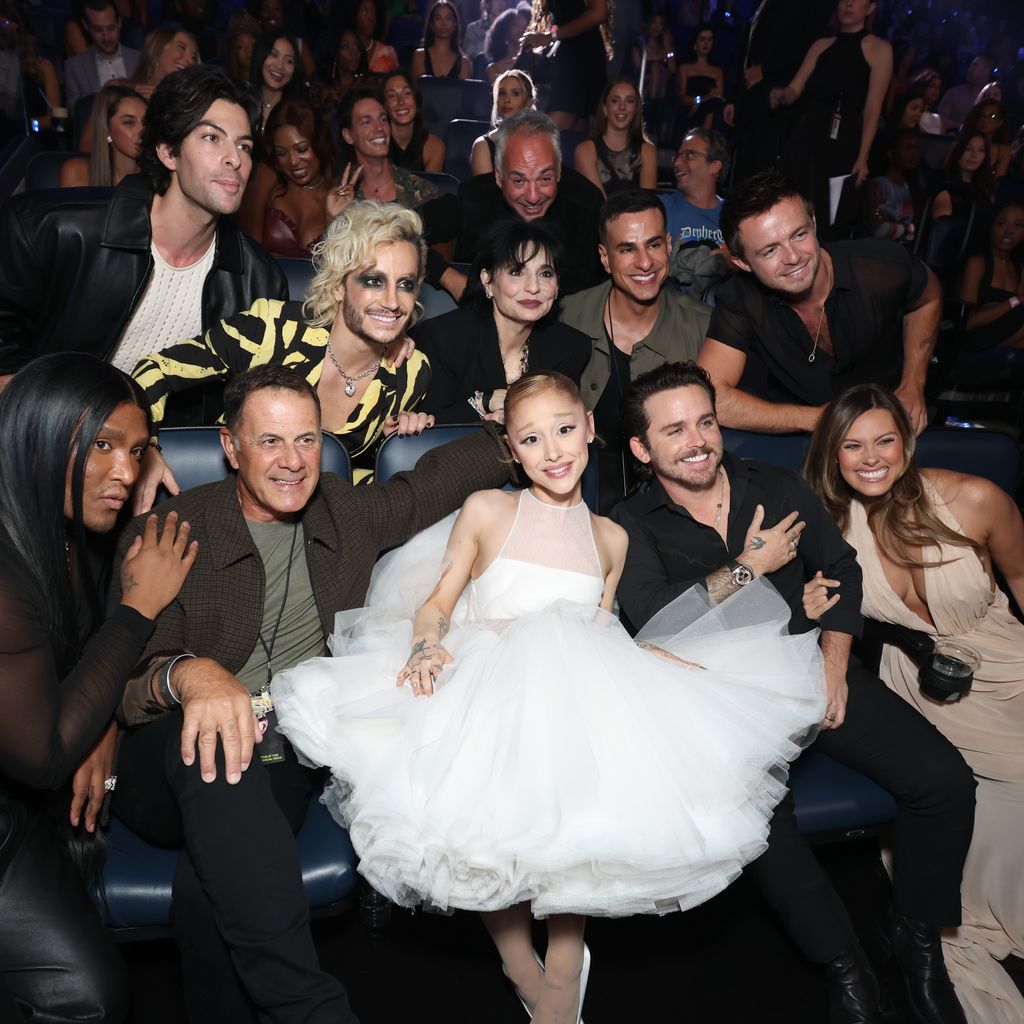 Law Roach, Hale, Frankie, Joan und Ariana Grande, Edward Butera und Christian Breslau bei den VMAs
