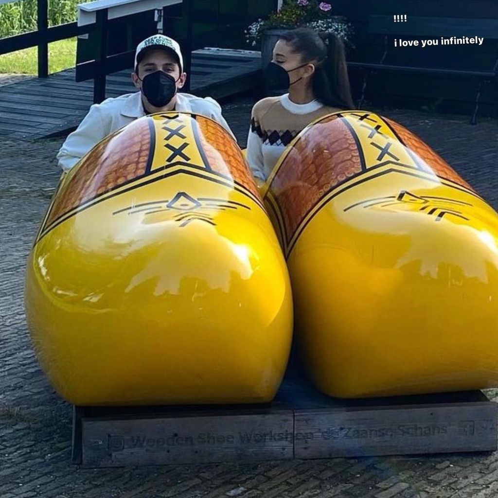Ariana Grande mit ihrem Verlobten Dalton Gomez