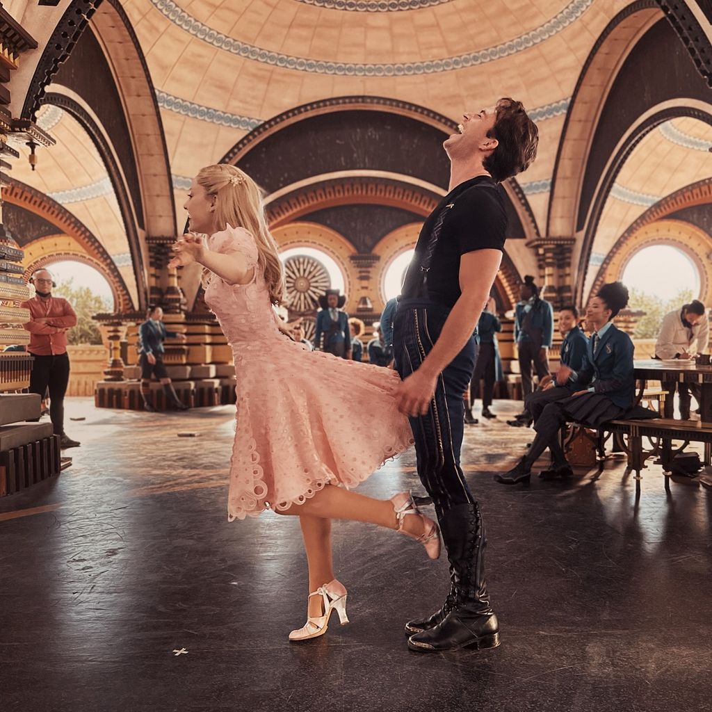 Ariana Grande und Jonathan Bailey am Set von "Wicked"
