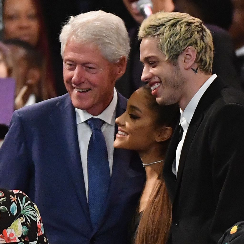 Ariana Grande und Pete Davidson posieren mit Bill Clinton auf Aretha Franklins Trauerfeier