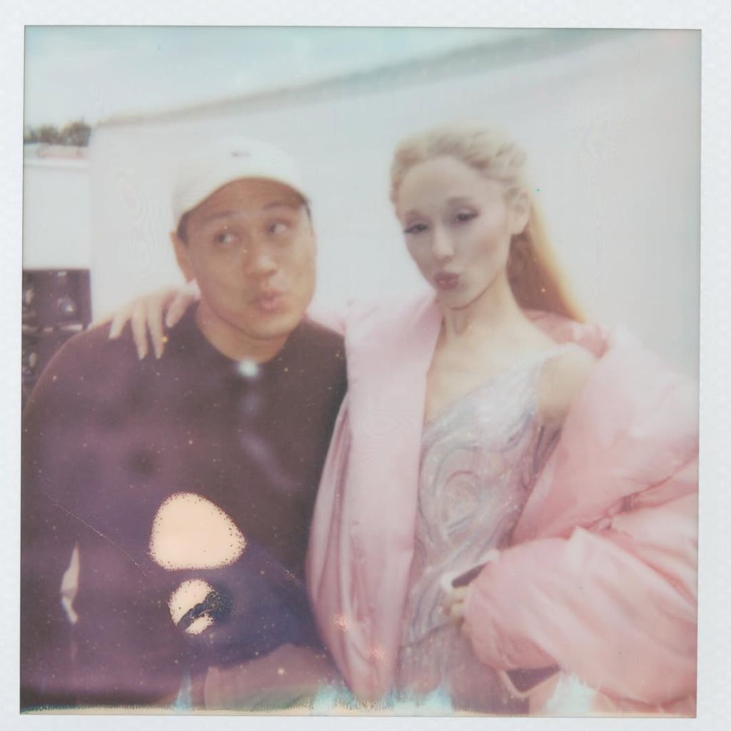 Ariana Grande und Regisseur Jon M. Chu am "Wicked"-Set
